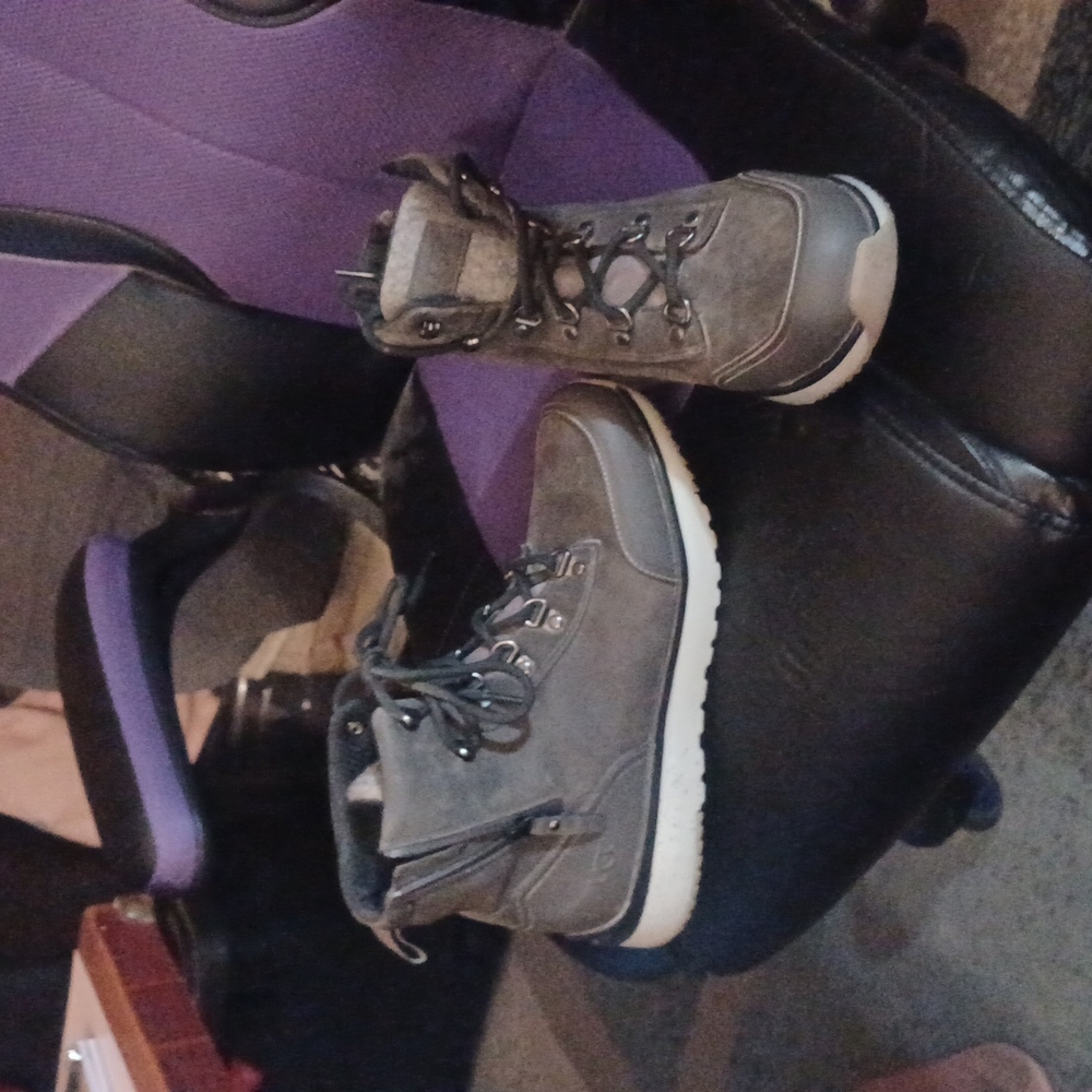 UGG Boots Men's New Never Worn 8.5 USA